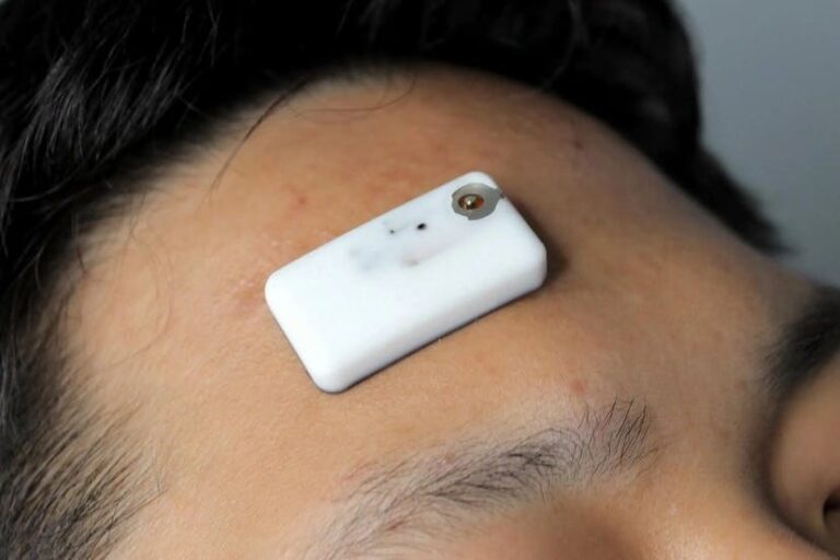 A NIR Wearable Patch That Watches the Brain Clean Itself