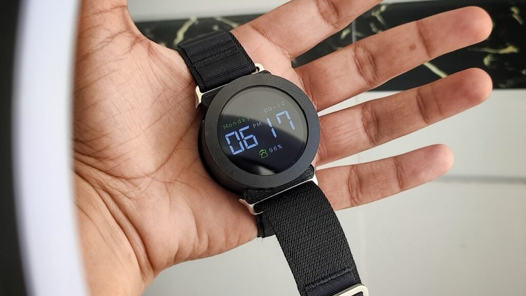 ChronoWatch X2040: An RP2040 Smartwatch That Just Tells Time