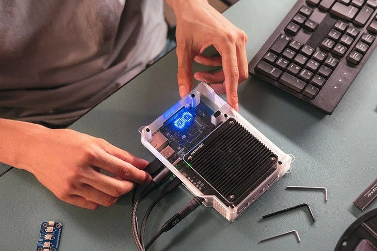 Arduino VENTUNO Q: 8-Core Dragonwing SBC With an STM32 Sidekick