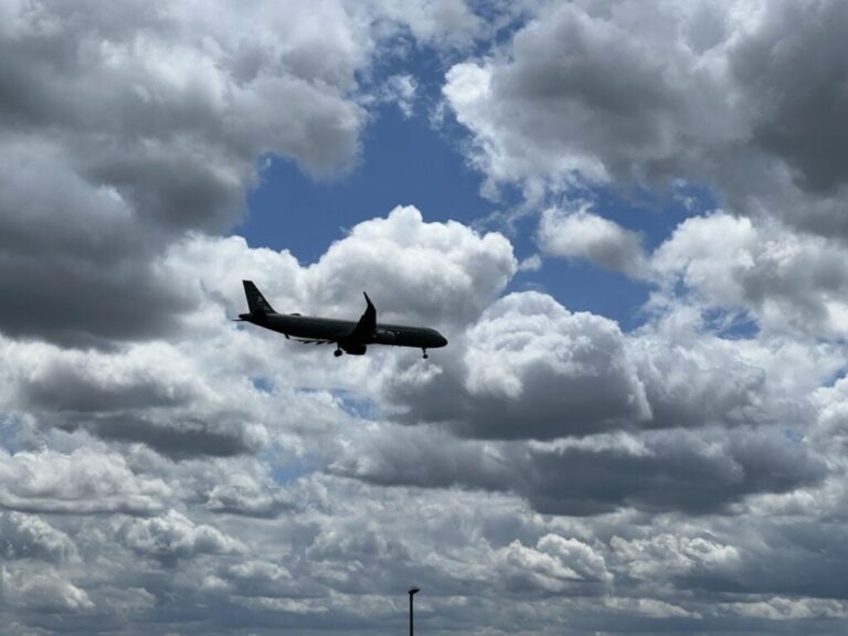 Build a Raspberry Pi Flight Tracker That Replays Your Whole Sky