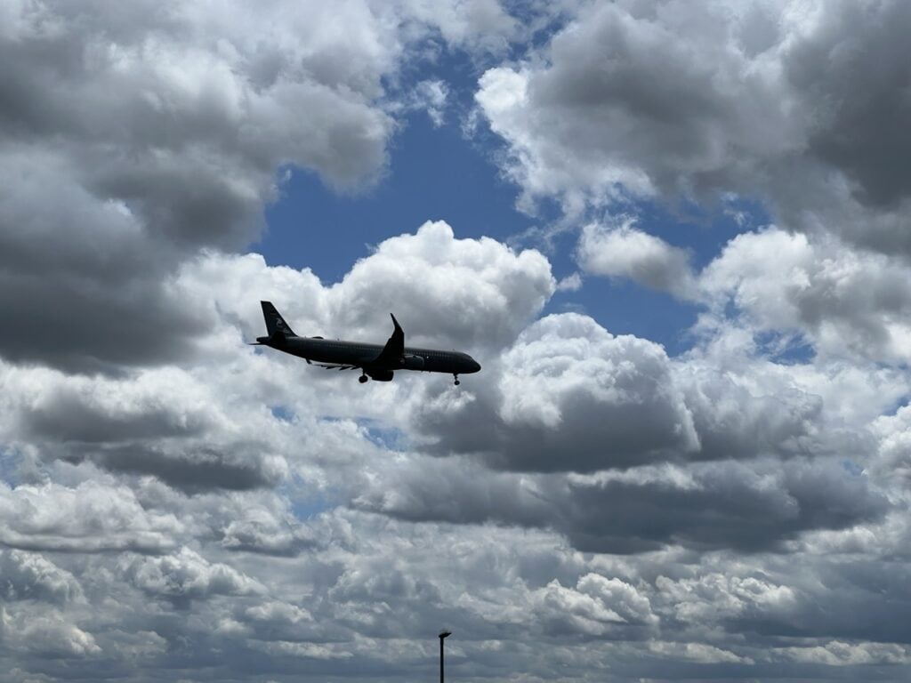 Build a Raspberry Pi Flight Tracker That Replays Your Whole Sky